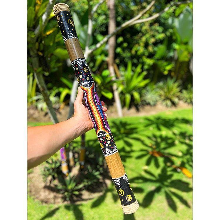 Muzikant kantelt een Rain Stick om rustgevende regengeluiden te creëren